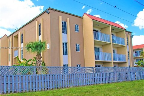 Снять в аренду кондоминиум в Дорал, Флорида 2 спальни, 96.62м2, № 1990881 - фото 1