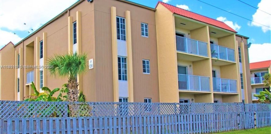 Кондоминиум с 2 спальнями в Дорал, Флорида № 1990881