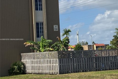 Снять в аренду кондоминиум в Дорал, Флорида 2 спальни, 96.62м2, № 1990881 - фото 2