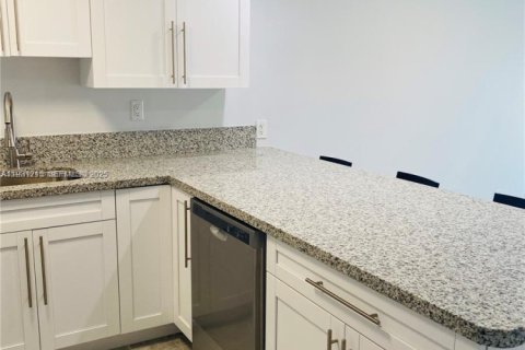 Снять в аренду кондоминиум в Дорал, Флорида 2 спальни, 96.62м2, № 1990881 - фото 5