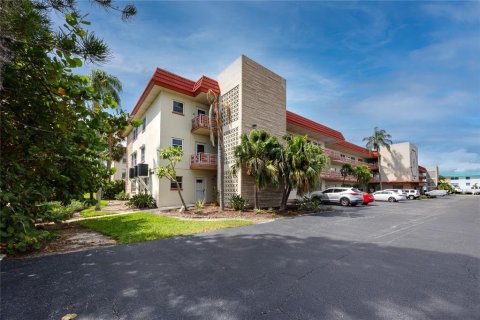 Condo in Gulfport, Florida, 2 bedrooms № 2373498