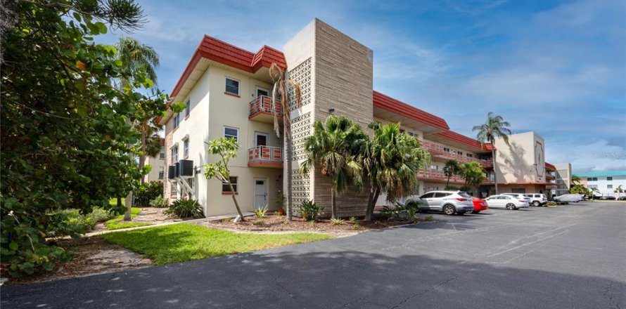 Condo in Gulfport, Florida, 2 bedrooms  № 2373498