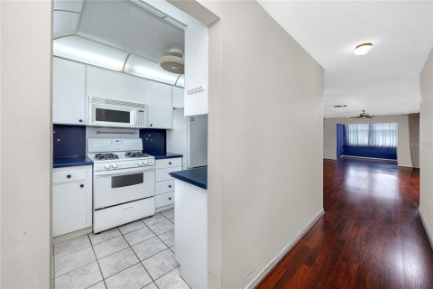 Condo in Gulfport, Florida, 2 bedrooms  № 2373498 - photo 13