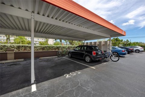 Condo in Gulfport, Florida, 2 bedrooms  № 2373498 - photo 2