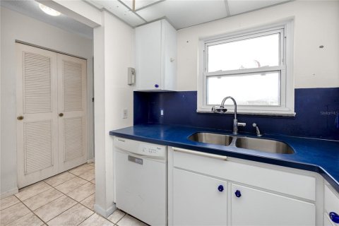 Condo in Gulfport, Florida, 2 bedrooms  № 2373498 - photo 17