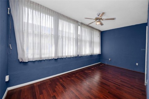 Condo in Gulfport, Florida, 2 bedrooms  № 2373498 - photo 11