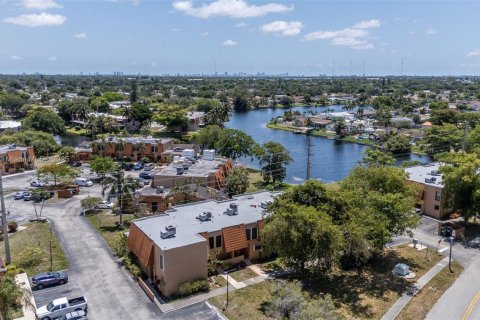 Condominio en venta en Pembroke Pines, Florida, 3 dormitorios, 136.75 m2 № 1742461 - foto 1