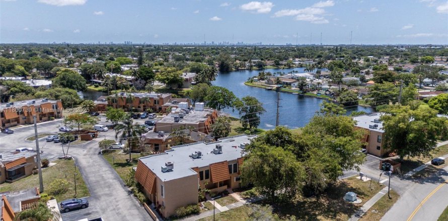 Condominio en Pembroke Pines, Florida, 3 dormitorios № 1742461