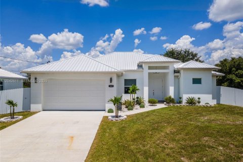 House in Lehigh Acres, Florida 3 bedrooms, 152.73 sq.m. № 2263277 - photo 2