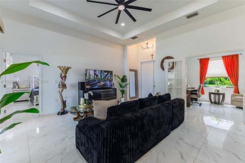 House in Lehigh Acres, Florida 3 bedrooms, 152.73 sq.m. № 2263277 - photo 8