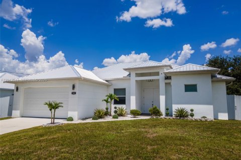 House in Lehigh Acres, Florida 3 bedrooms, 152.73 sq.m. № 2263277 - photo 4