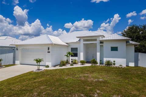 House in Lehigh Acres, Florida 3 bedrooms, 152.73 sq.m. № 2263277 - photo 3