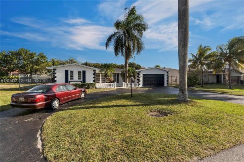 House in Miami Gardens, Florida 3 bedrooms, 198.63 sq.m. № 2076099 - photo 4