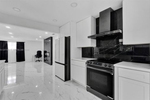 House in Miami Gardens, Florida 3 bedrooms, 198.63 sq.m. № 2076099 - photo 10
