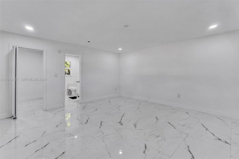 House in Miami Gardens, Florida 3 bedrooms, 198.63 sq.m. № 2076099 - photo 15