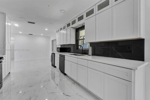 House in Miami Gardens, Florida 3 bedrooms, 198.63 sq.m. № 2076099 - photo 9