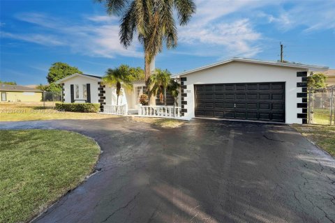 House in Miami Gardens, Florida 3 bedrooms, 198.63 sq.m. № 2076099 - photo 3