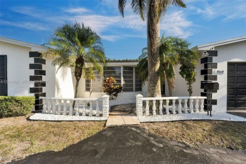 House in Miami Gardens, Florida 3 bedrooms, 198.63 sq.m. № 2076099 - photo 5