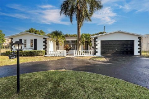 House in Miami Gardens, Florida 3 bedrooms, 198.63 sq.m. № 2076099