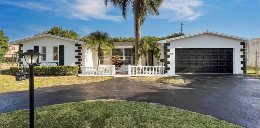 House in Miami Gardens, Florida 3 bedrooms, 198.63 sq.m. № 2076099