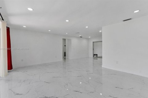 House in Miami Gardens, Florida 3 bedrooms, 198.63 sq.m. № 2076099 - photo 28