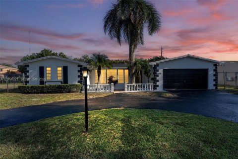 House in Miami Gardens, Florida 3 bedrooms, 198.63 sq.m. № 2076099 - photo 2