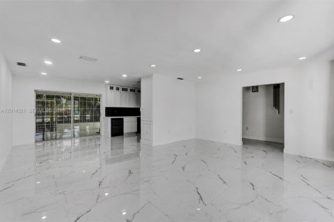 House in Miami Gardens, Florida 3 bedrooms, 198.63 sq.m. № 2076099 - photo 27