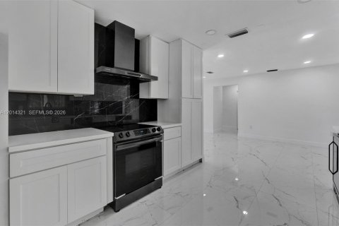 House in Miami Gardens, Florida 3 bedrooms, 198.63 sq.m. № 2076099 - photo 12