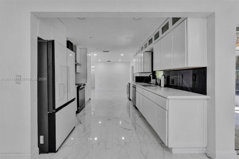 House in Miami Gardens, Florida 3 bedrooms, 198.63 sq.m. № 2076099 - photo 8