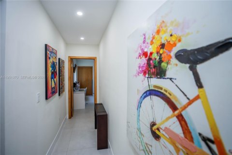 House in Miami Beach, Florida 4 bedrooms, 275.36 sq.m. № 2010664 - photo 15