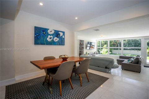 House in Miami Beach, Florida 4 bedrooms, 275.36 sq.m. № 2010664 - photo 7