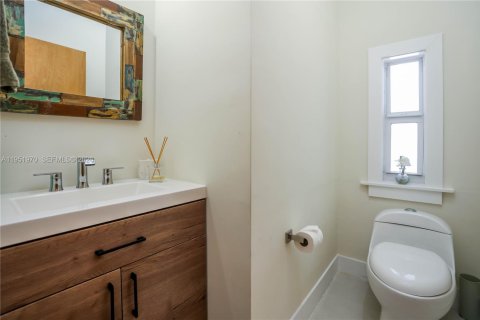 House in Miami Beach, Florida 4 bedrooms, 275.36 sq.m. № 2010664 - photo 25