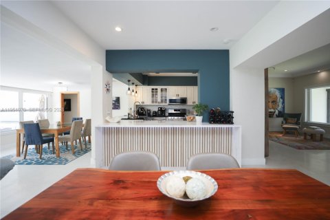 House in Miami Beach, Florida 4 bedrooms, 275.36 sq.m. № 2010664 - photo 9