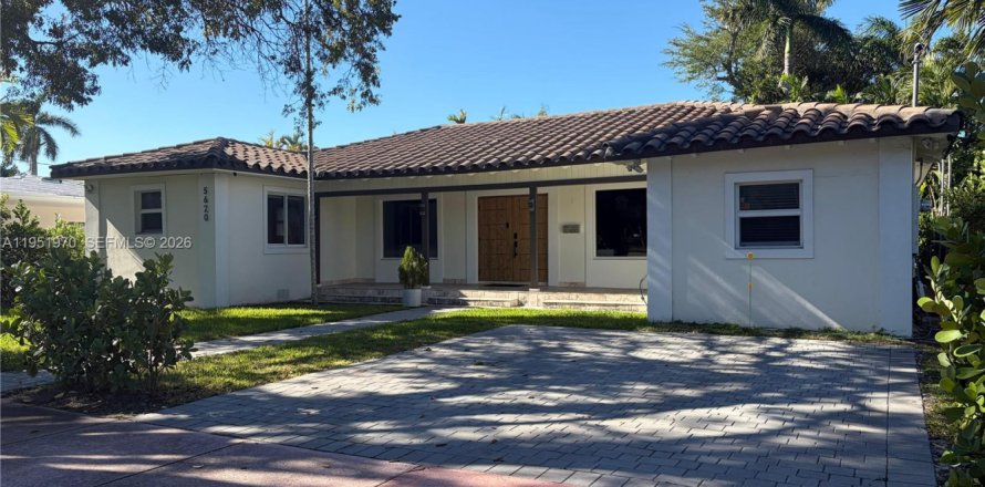 House in Miami Beach, Florida 4 bedrooms, 275.36 sq.m. № 2010664