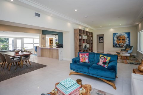 House in Miami Beach, Florida 4 bedrooms, 275.36 sq.m. № 2010664 - photo 16
