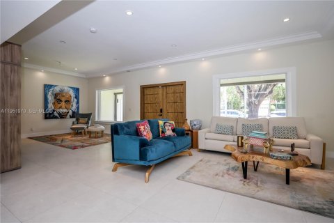 House in Miami Beach, Florida 4 bedrooms, 275.36 sq.m. № 2010664 - photo 3