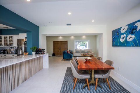 House in Miami Beach, Florida 4 bedrooms, 275.36 sq.m. № 2010664 - photo 13