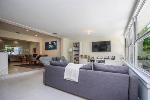 House in Miami Beach, Florida 4 bedrooms, 275.36 sq.m. № 2010664 - photo 14