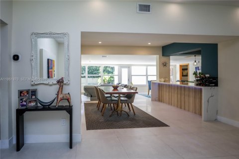 House in Miami Beach, Florida 4 bedrooms, 275.36 sq.m. № 2010664 - photo 17