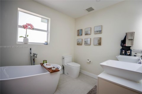 House in Miami Beach, Florida 4 bedrooms, 275.36 sq.m. № 2010664 - photo 19