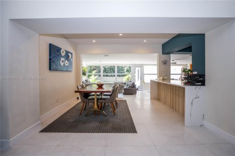 House in Miami Beach, Florida 4 bedrooms, 275.36 sq.m. № 2010664 - photo 5