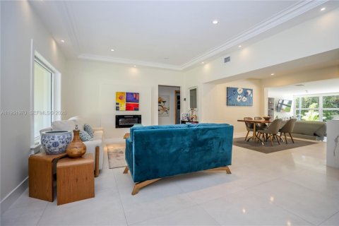House in Miami Beach, Florida 4 bedrooms, 275.36 sq.m. № 2010664 - photo 8