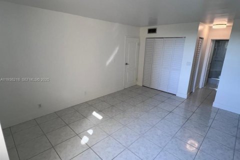 Copropriété à louer à North Miami Beach, Floride: 1 chambre, 75.07 m2 № 1994257 - photo 13
