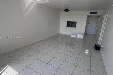 Copropriété à louer à North Miami Beach, Floride: 1 chambre, 75.07 m2 № 1994257 - photo 2