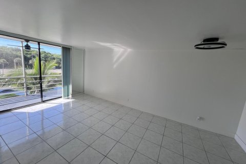 Copropriété à louer à North Miami Beach, Floride: 1 chambre, 75.07 m2 № 1994257 - photo 3