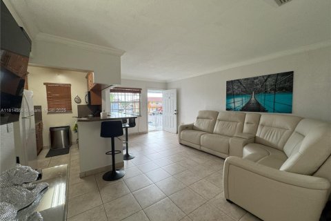 Condo in Opa-locka, Florida, 3 bedrooms  № 1874420 - photo 4
