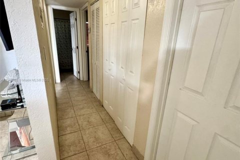 Condo in Opa-locka, Florida, 3 bedrooms  № 1874420 - photo 5