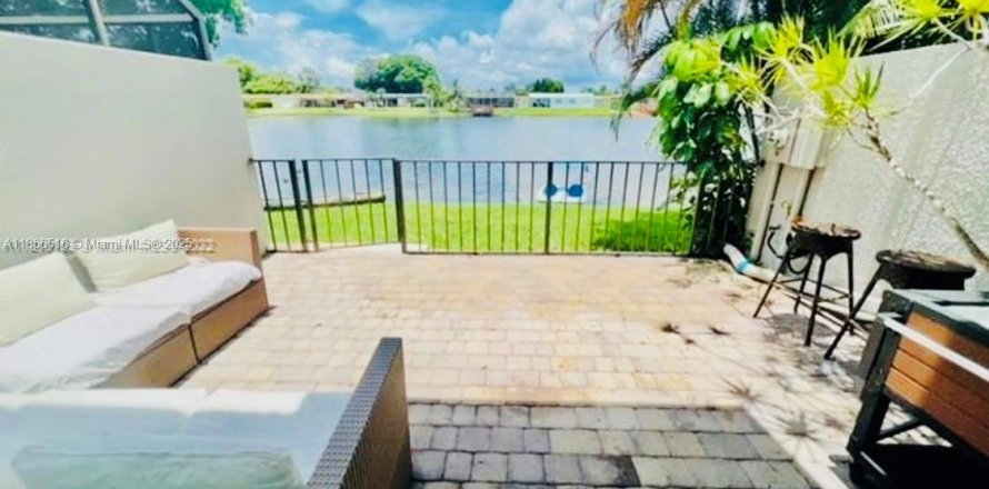 Adosado en Pembroke Pines, Florida 2 dormitorios, 137.68 m2 № 1924835