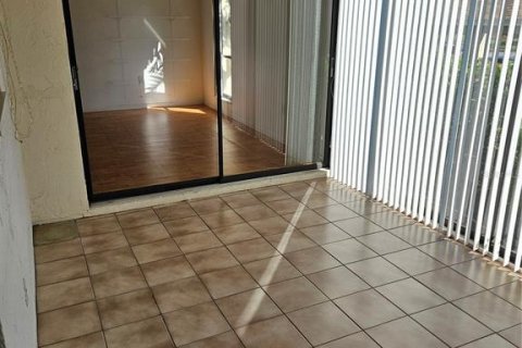 Condo in Bradenton, Florida, 2 bedrooms  № 1572257 - photo 13