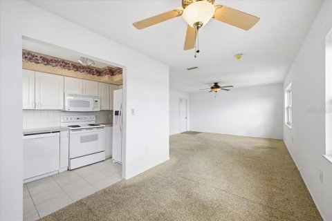 Condo in Bradenton Beach, Florida, 2 bedrooms  № 2124766 - photo 8
